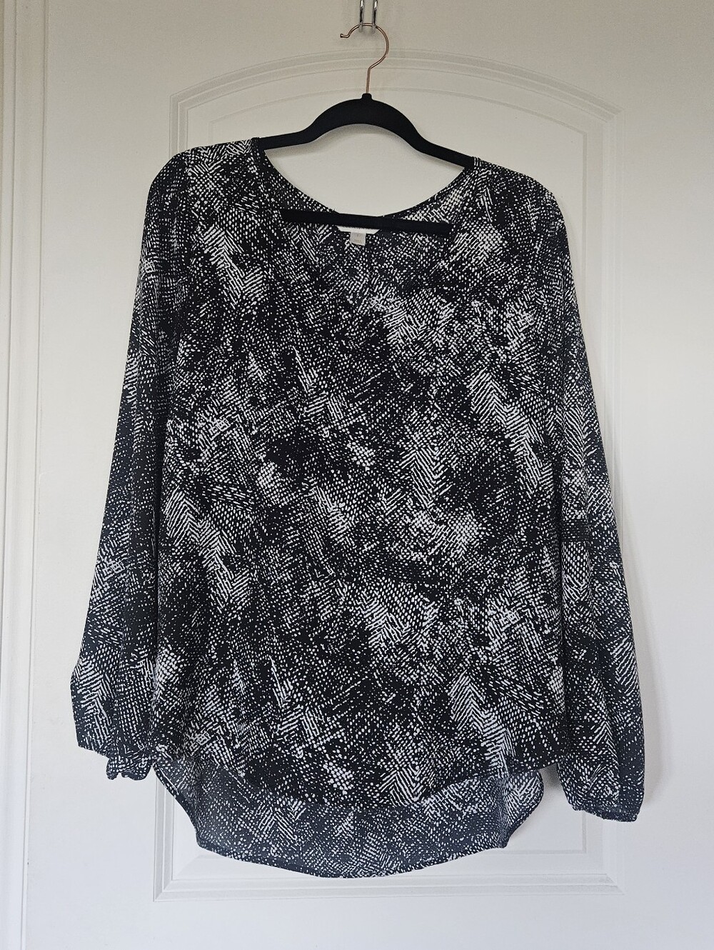 Decree Black and White Abstract Pattern Long Sleeve Blouse
